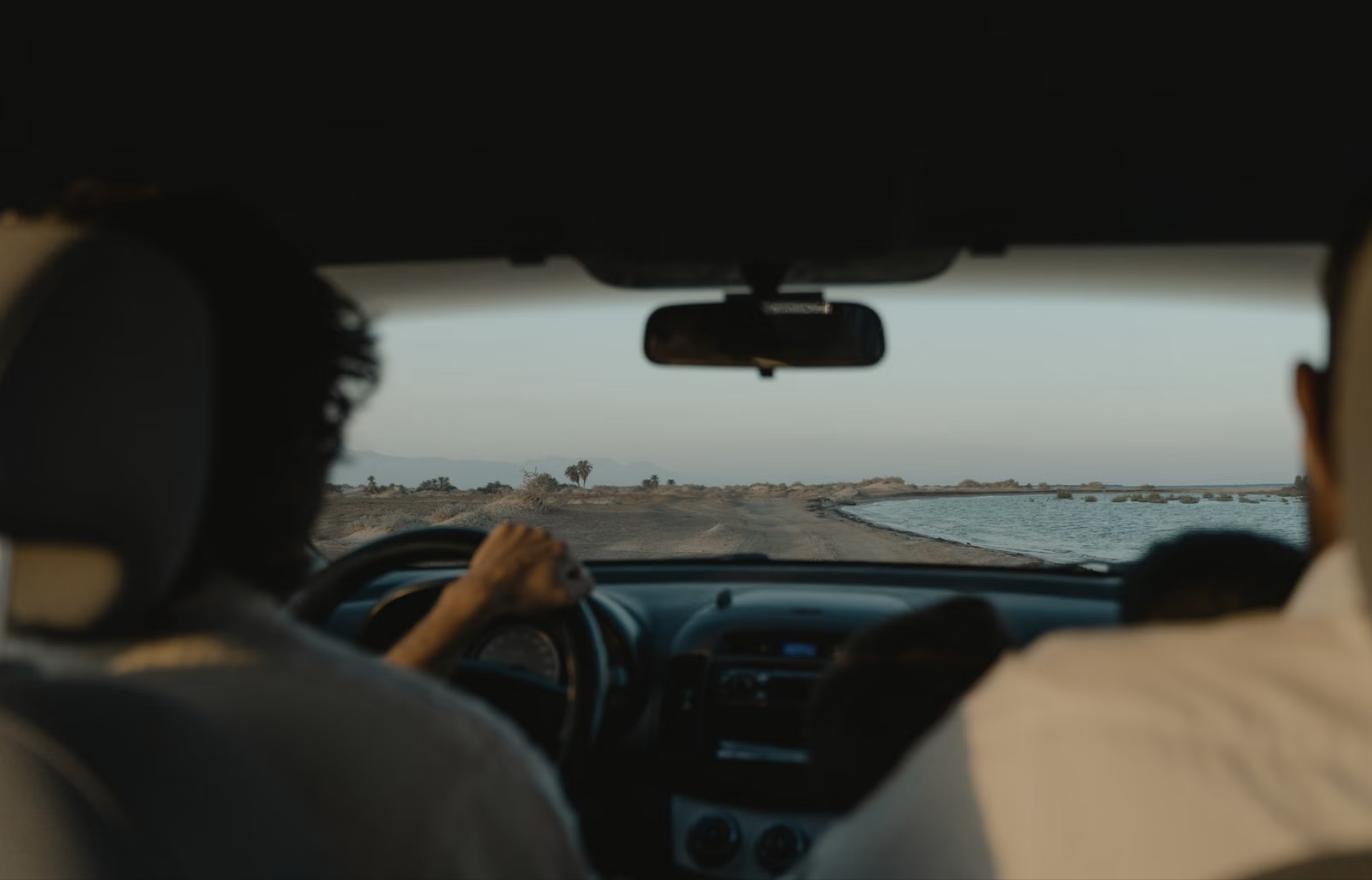 海沿いの道路をドライブする車内からの風景（オーストラリア・ビクトリア州で運転する）