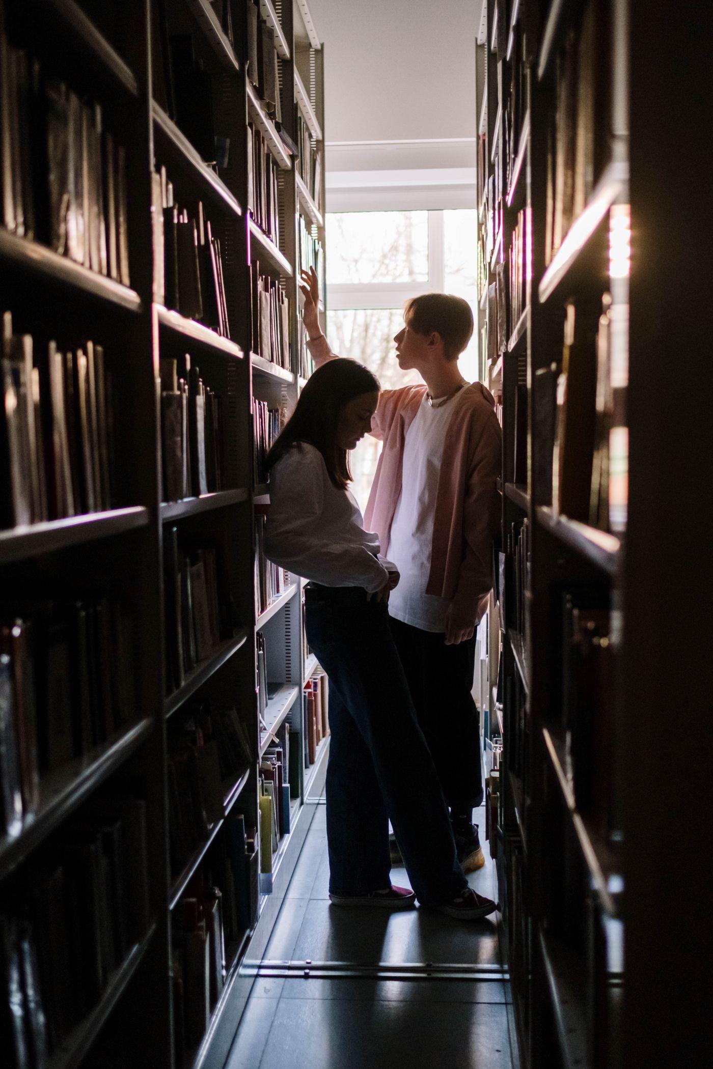 Glen Waverley Secondary Collegeの図書館で学ぶ生徒