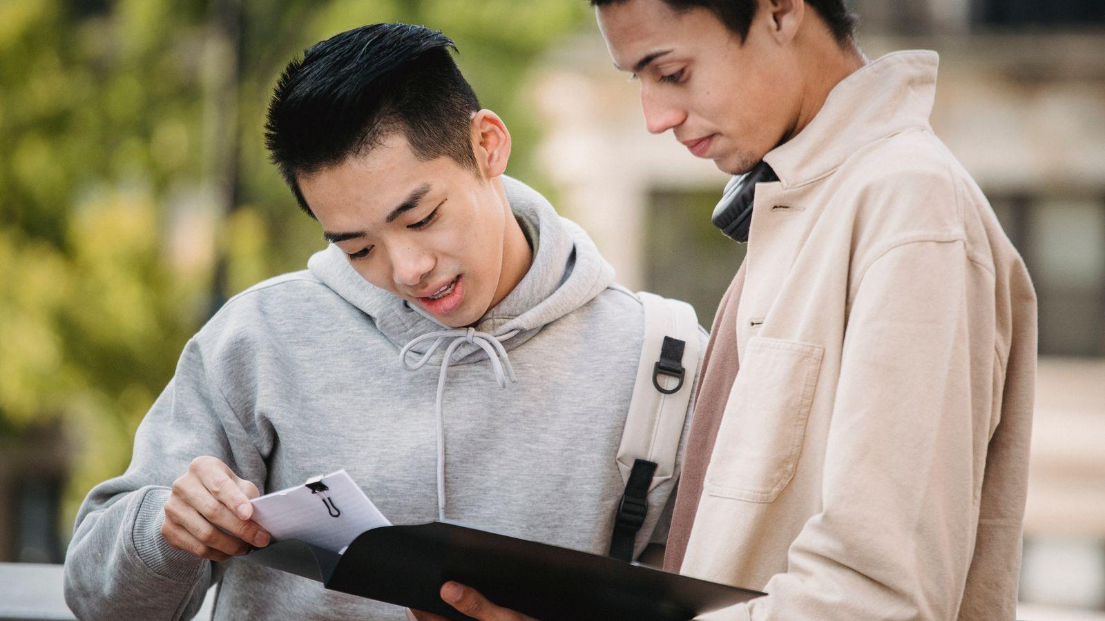 資料を見ながら話し合う語学学校の学生