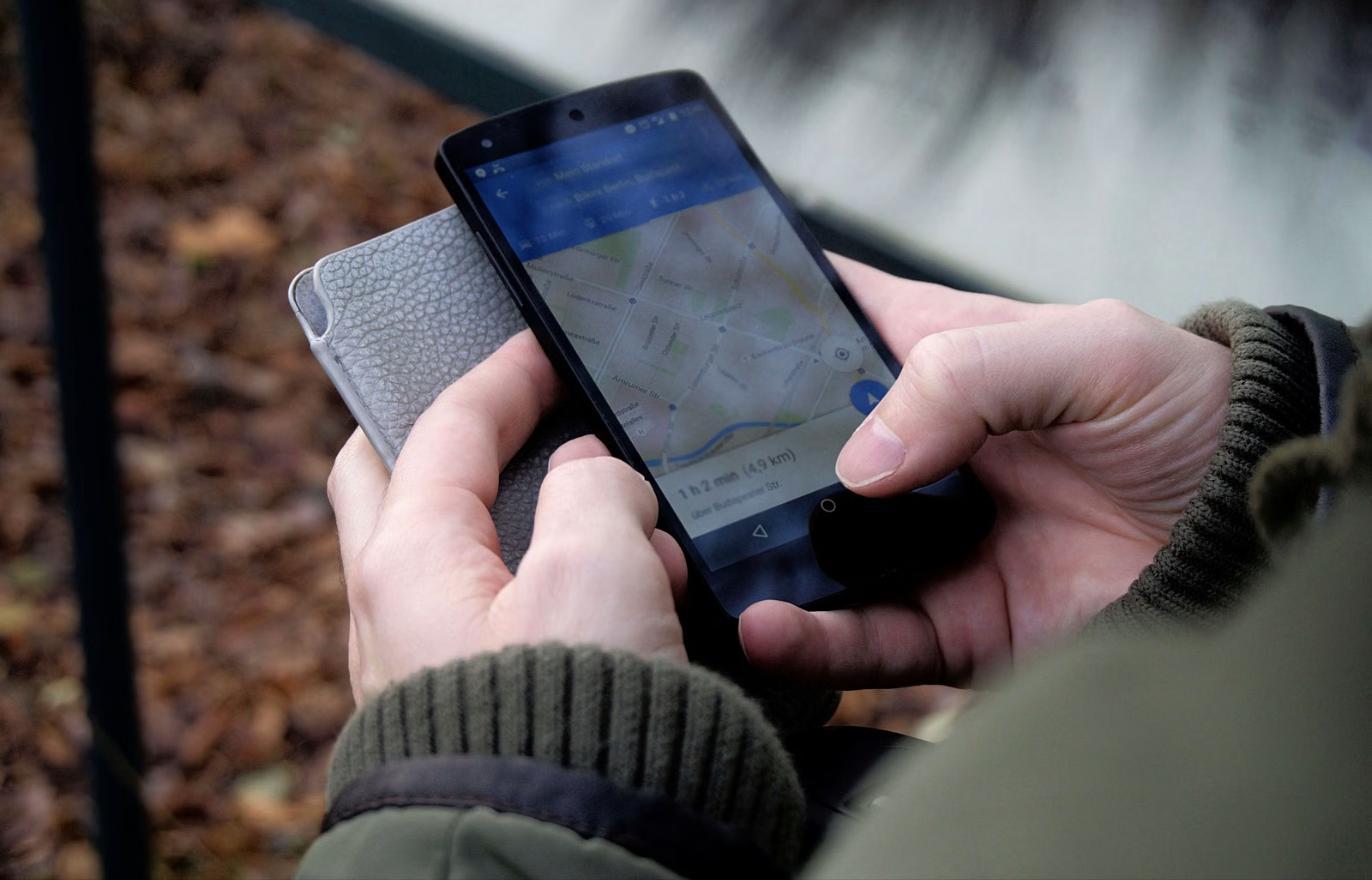 屋外でスマホの地図アプリを見る手元（ワーキングホリデーに必須のアプリ）